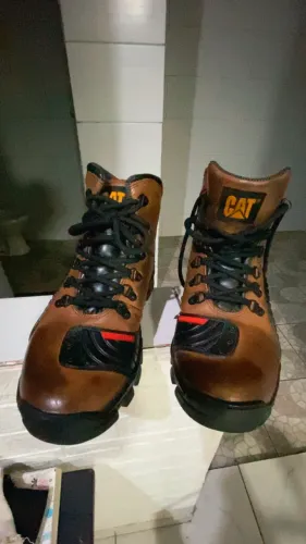 BOTA CAT COURO LEGÍTIMO 
