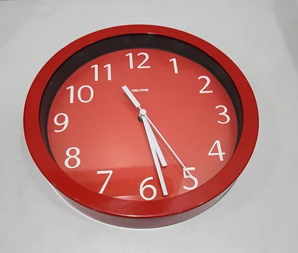Relógio de Parede Vermelho Tok&Stok