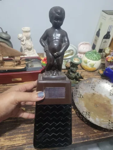 Escultura do Menino Mijão