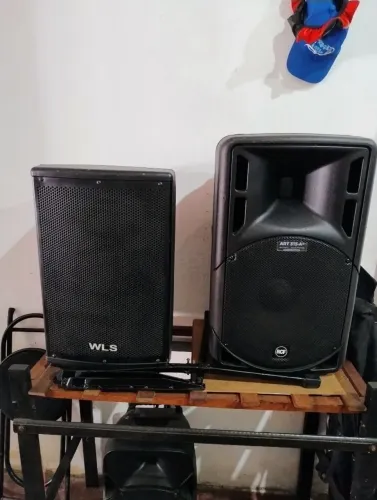 Caixas de Som WLS e RCF ART 315-A