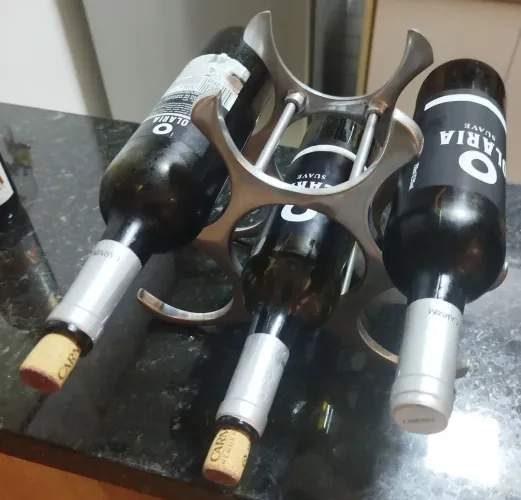 Adega de mesa em alumínio prateado 