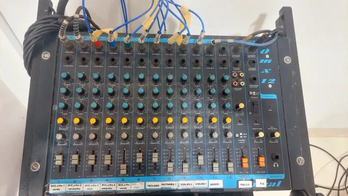 Mesa de som oneal 12 canal,aceito trocas por pedaleira de guitarra