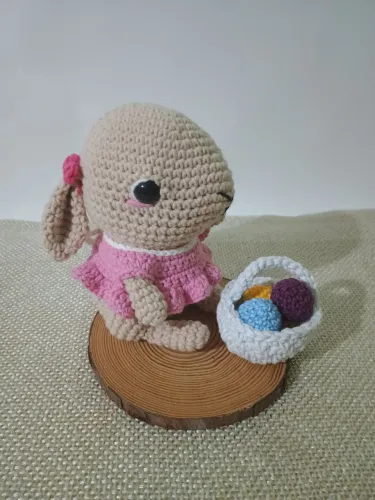 Coelhinha de crochê com cestinha de ovos