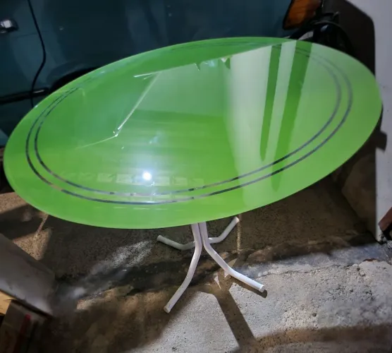 Mesa de vidro - em estado de nova 