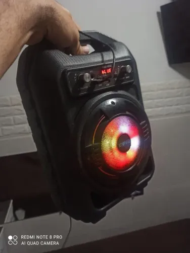 Caixa de Som Portátil com Bluetooth e Luzes