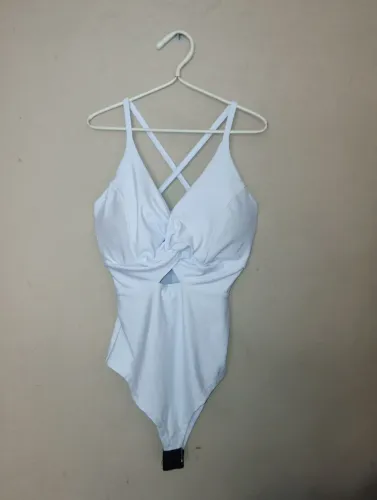 Body branco com detalhe torcido. Tamanho P. Em perfeito estado.