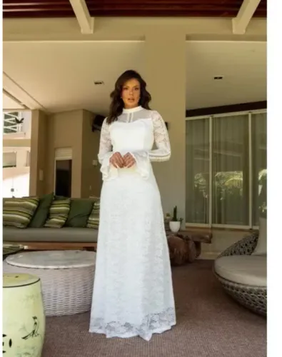 Vestido de renda branco off-shoulder para casamento