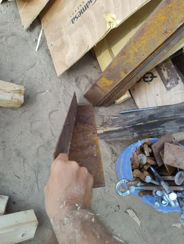 Parafusos, cantoneiras, chapa de ferro, tudo a venda 