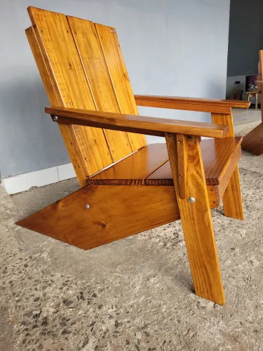 Cadeira em madeira maciça Conforto e Estilo