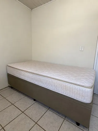 Cama box solteiro (colchão + base baú)