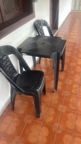 02 Conjuntos de Mesas e cadeiras de plástico preta