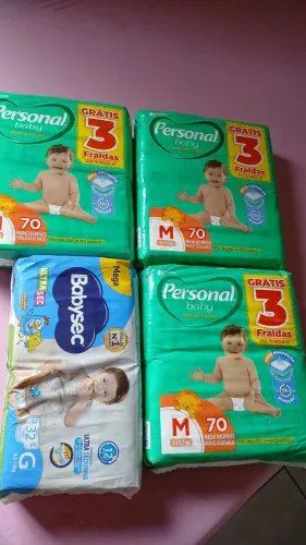 4 pacotes de fraldas M/G por