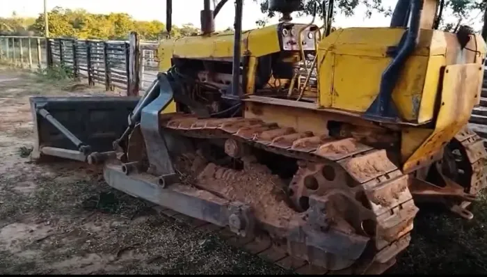 Vendo trator esterira AD7B todo revisado, motor, embreagem novos só pegar e trabalhar
