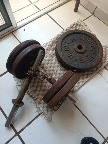 Anilhas 2 de 10kg e 4 de 5kg mais barra para halteres