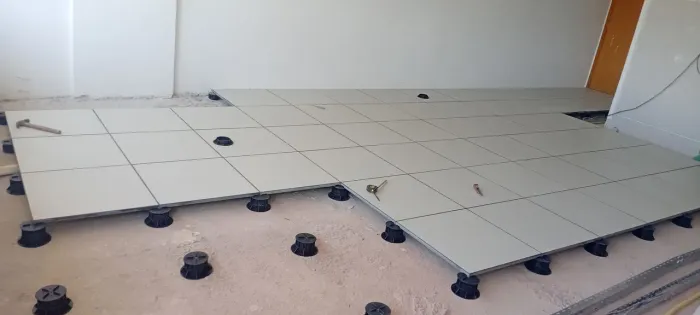 Piso elevado e carpete