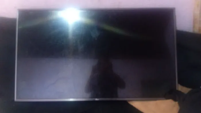 Tv smart detalhe na tela dela 4k
