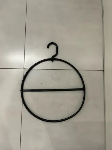 Cabide redondo preto para exposição