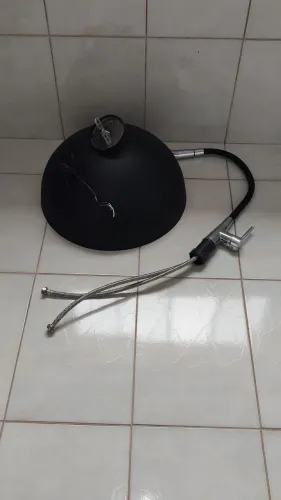 Torneira flexível gourmet e lustre de sala 