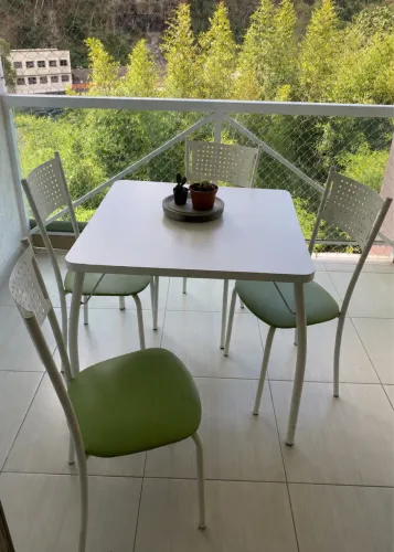 Mesa branca com 4 cadeiras
