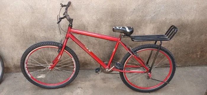 Bicicleta aro 26 na cor vermelha com calha aérea