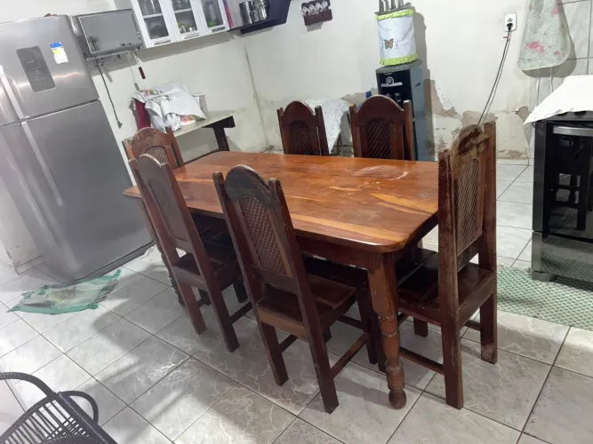 Conjunto de mesa e cadeiras de madeira