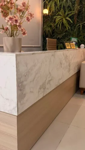 Recepção em MDF com detalhe marmorizado