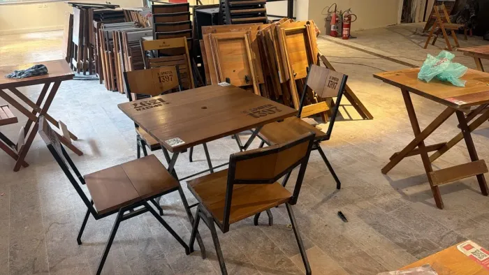 Conjunto mesa + cadeiras por apenas 270 reais