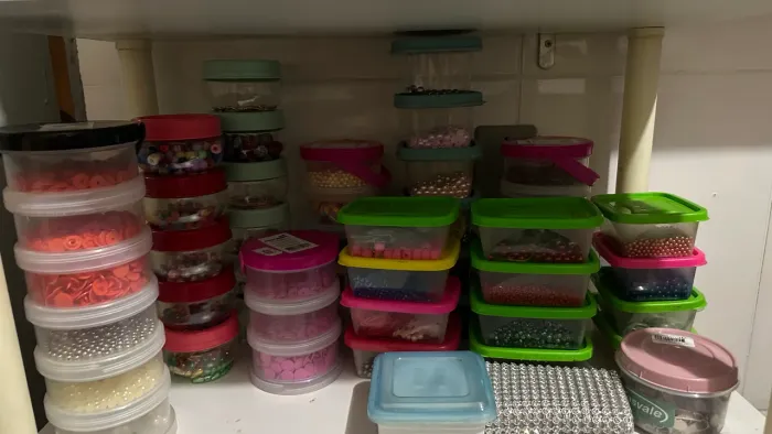 Vende-se linhas de costura e miçangas