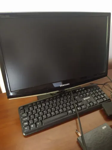 Computador antigo funcionando.