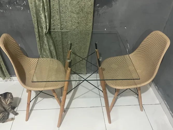 Mesa de vidro com 2 cadeiras 