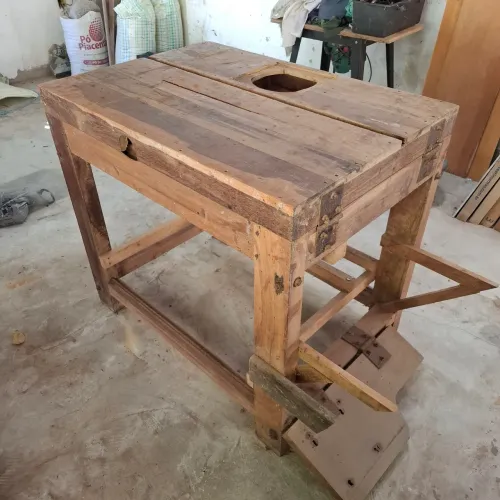 Bancada para marcenaria e diversos usos. Perfeito estado. Muito forte e firme.