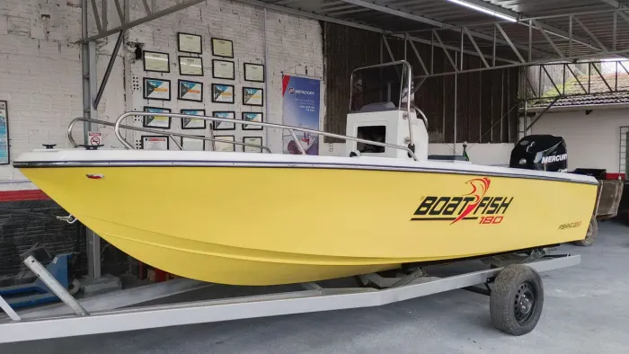 Lancha boat fish