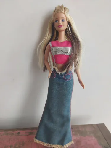 Linda Barbie anos 2000 com mechas