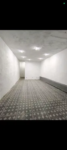 Loja em Santa Rosa, cerdada de residências e ponto de ônibus .