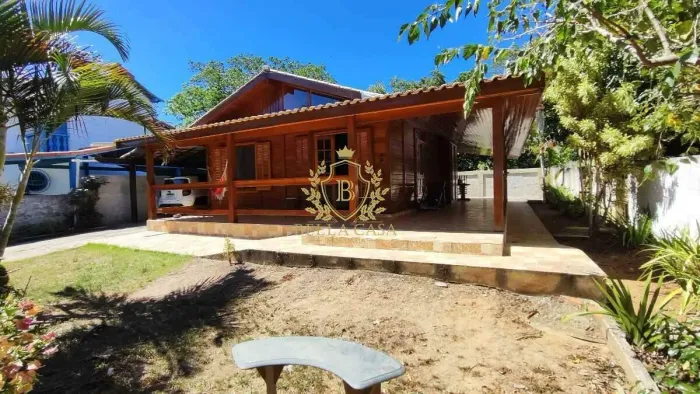 Belíssima Casa em Madeira à Venda por R$ 700.000,00 Morro da Cruz | Saquarema