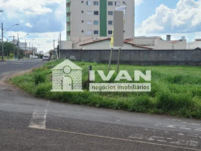 Terreno de esquina à venda no Bairro Santa Mônica