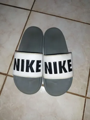 Chinelo Nike Offcourt Slide branco e cinza