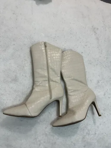 Bota Bege cano médio croco 