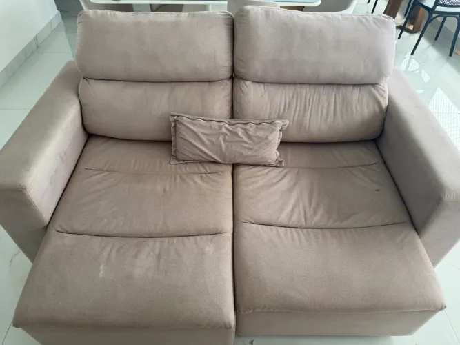 Vende se um sofá dois lugares bem conservado com inclinação em perfeita condições de uso