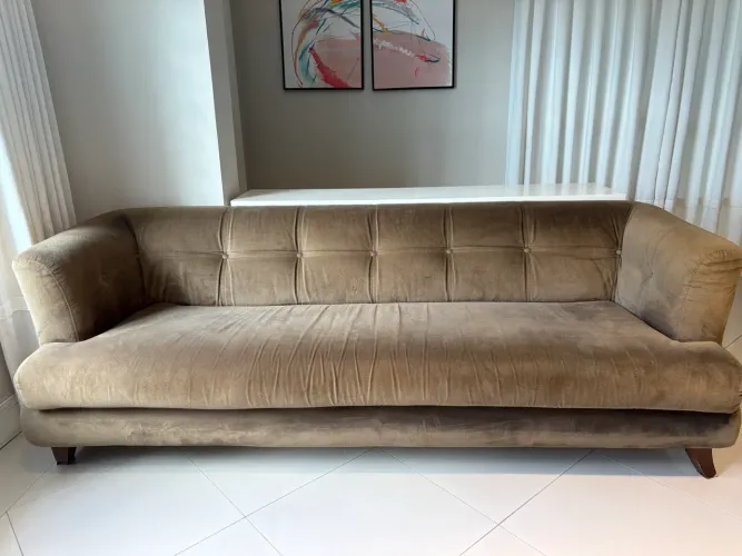 Sofá de veludo marrom 2,20m | Moderno e confortável