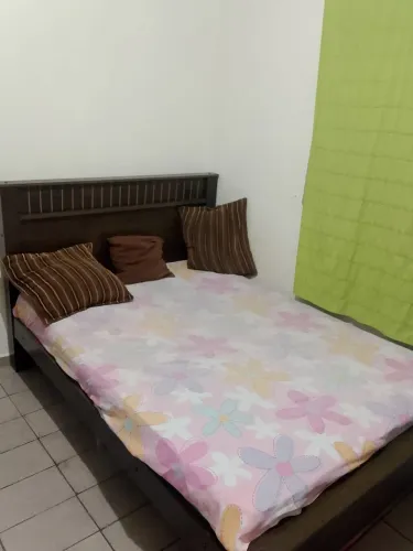 Cama e colchão e almofadas