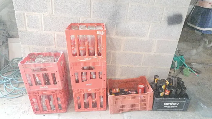 Engradados de coca cola, litrao e gorduchinhas