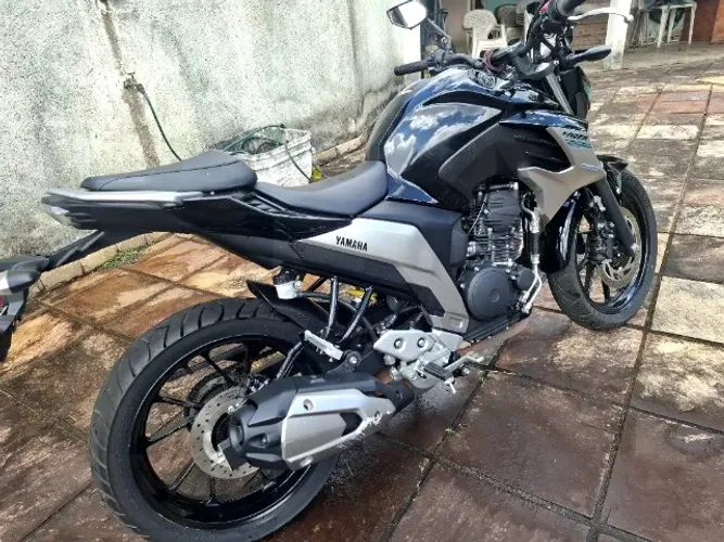 Moto FZ25 muito nova