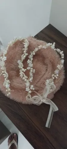 Tiara de flores e pérolas para daminha