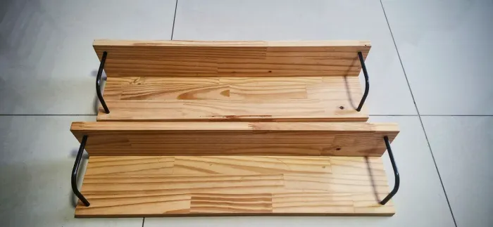 Prateleiras (Leroy Merlin) madeira MDF com detalhe em metal preto 