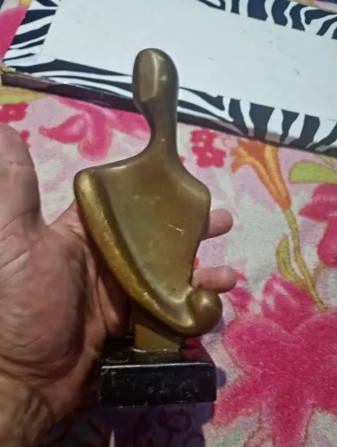 Escultura de bronze arte modernista nu masculino peça assinada r.cassia peça 61/132