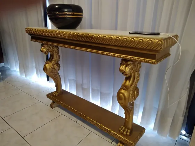 Console dourado entalhado