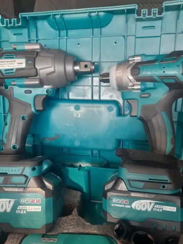Vendo um kit chave de impacto tipo pneumática abateria 60v 1 3/4 e 1 de 1/2 completa