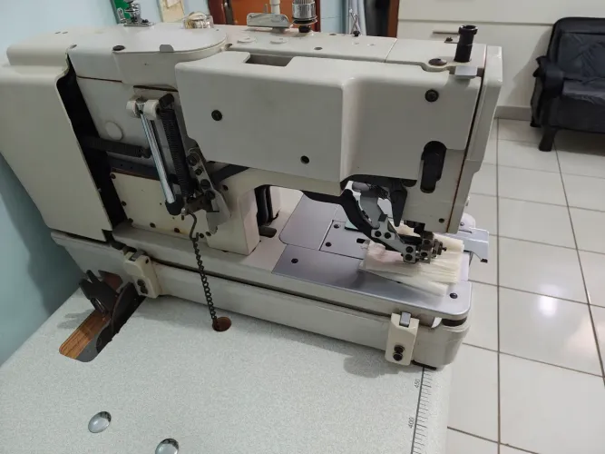 Máquina industrial caseadeira.