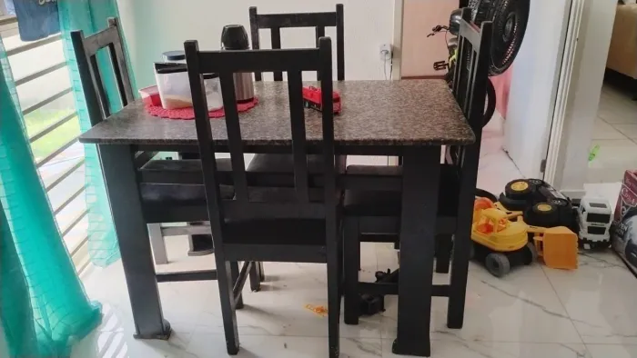 Vende -se mesa com 4 cadeiras 450 reais com marcas de uso toda em madeira e mármore .
